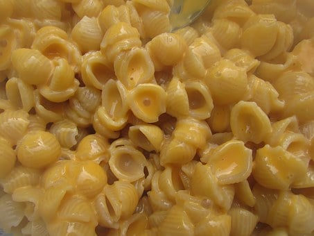 Macaroni with melted cheese