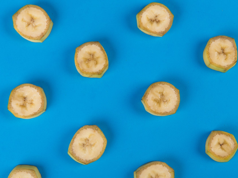 Sliced bananas for drying.