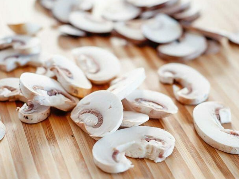 Sliced mushrooms for drying
