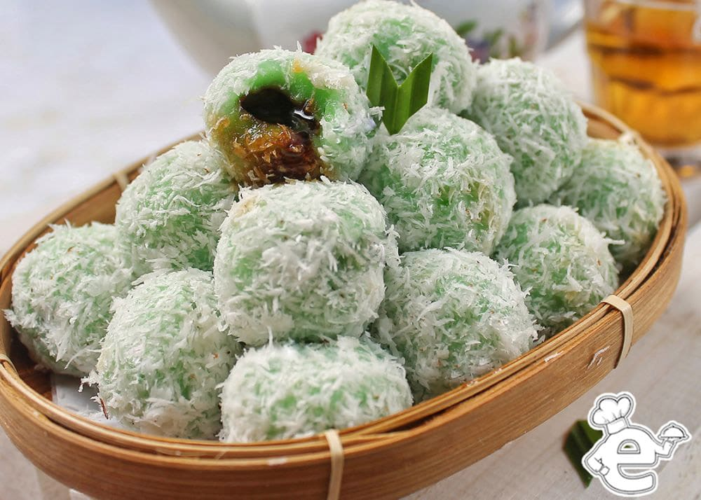 Indonesian Sweet Rice Cakes (Klepon)