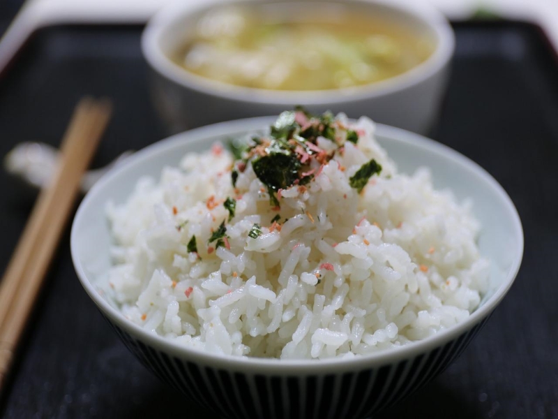 Ways of using chopsticks with rice